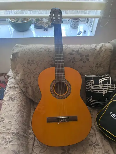 Guitarra clásica acústica de madera - miniatura 1