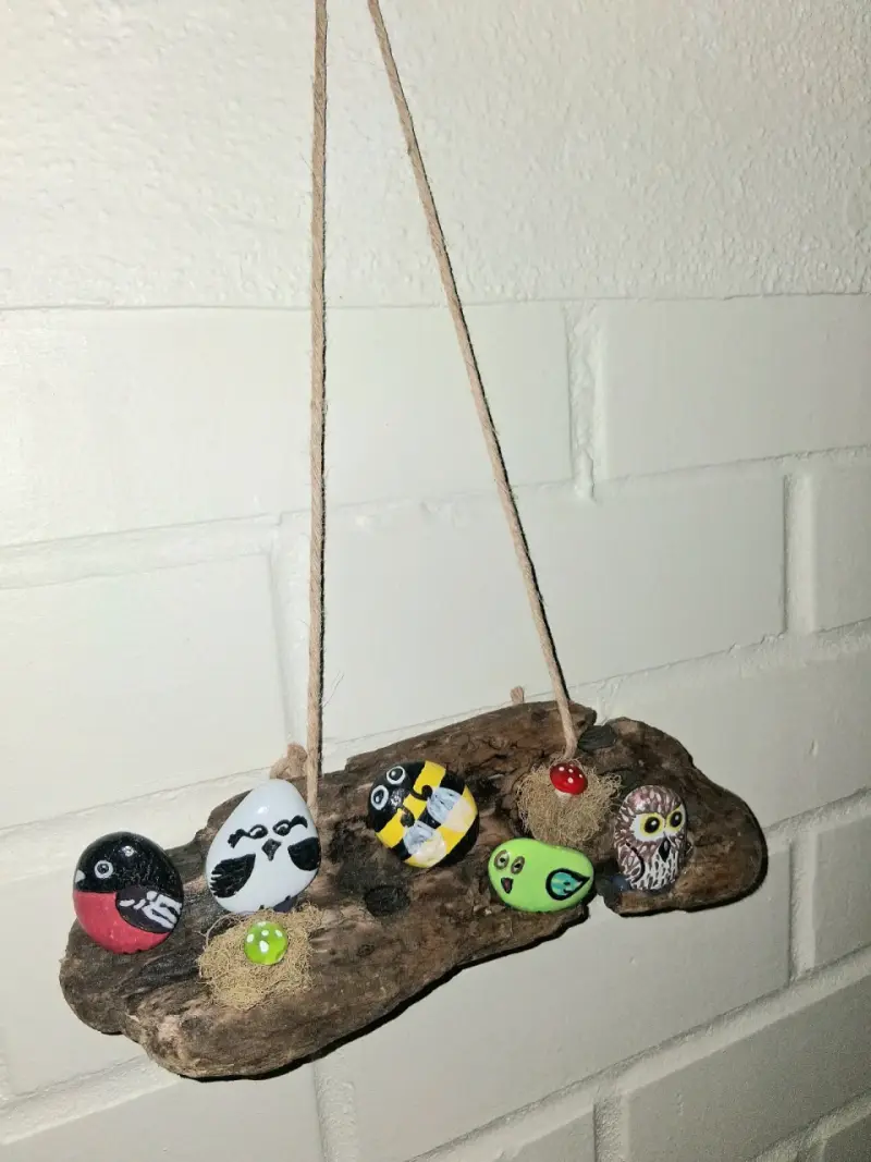 Decoración colgante artesanal con piedras pintadas - 1