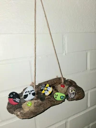 Decoración colgante artesanal con piedras pintadas - miniatura 1