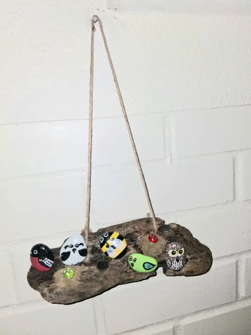 Decoración colgante artesanal con piedras pintadas - 2