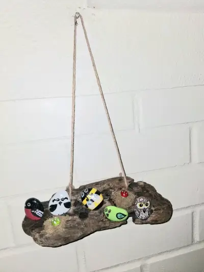 Decoración colgante artesanal con piedras pintadas - miniatura 2