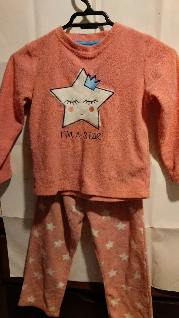 Pijama infantil de polar con diseño de estrella