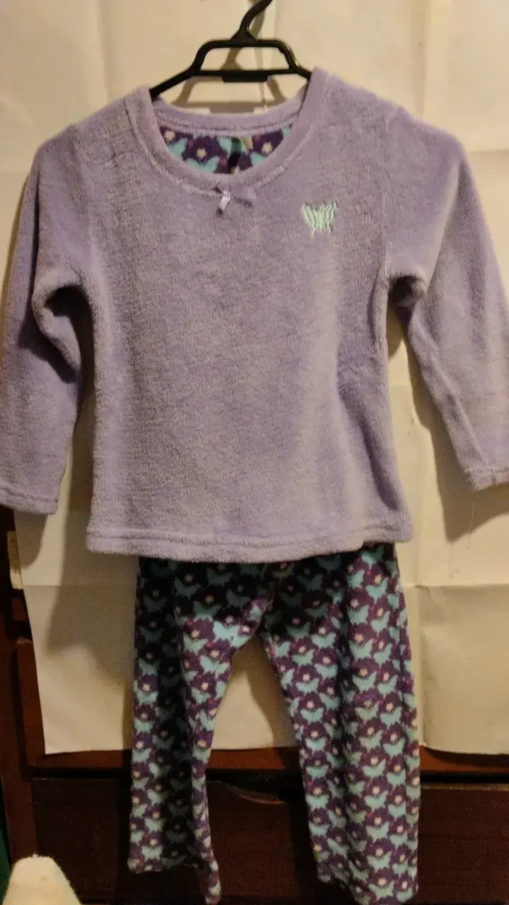 Pijama infantil de polar lila con diseño de mariposas