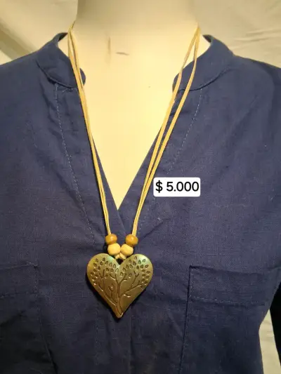 Collar artesanal con colgante de corazón - miniatura 1