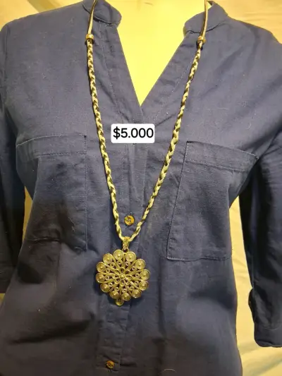 Collar artesanal con colgante de corazón - miniatura 3