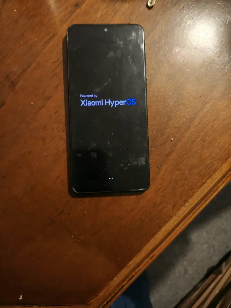 Smartphone Xiaomi con HyperOS en buen estado - 1