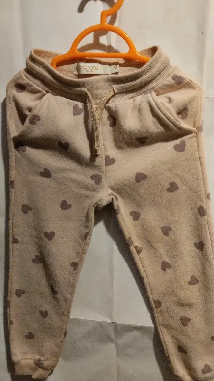 Pantalones de niña con diseño de corazones