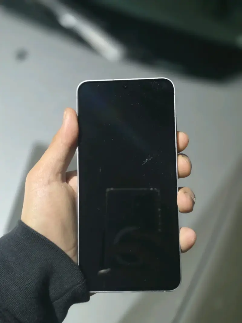 Smartphone Samsung con funda Baseus - 3