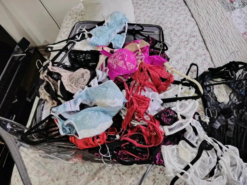 Maleta con mas de 60 items de lenceria - 3