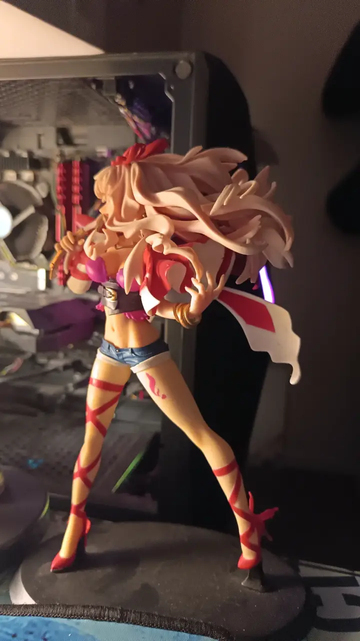 Figura de colección anime con diseño detallado