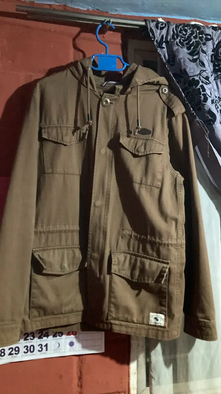 Chaqueta de hombre marrón con capucha - 1