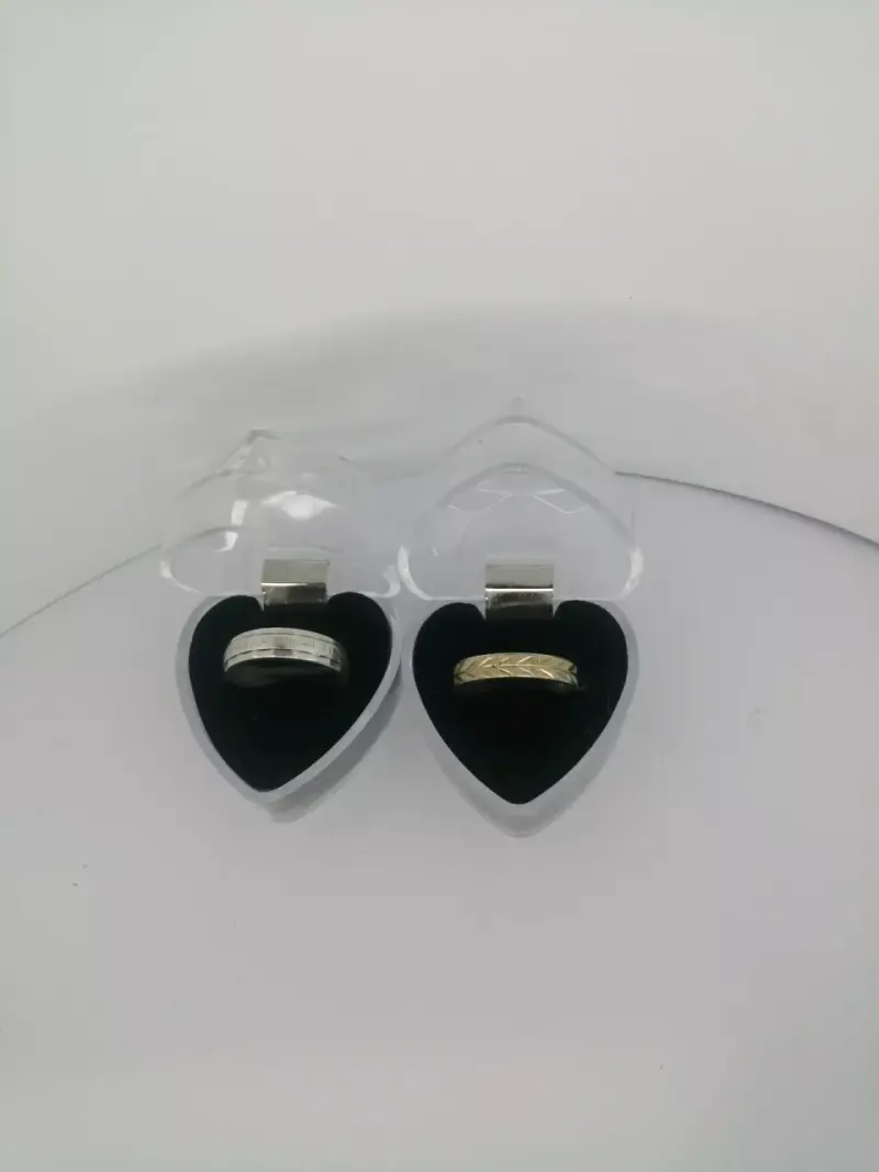 Set de anillos de compromiso en estuche corazón