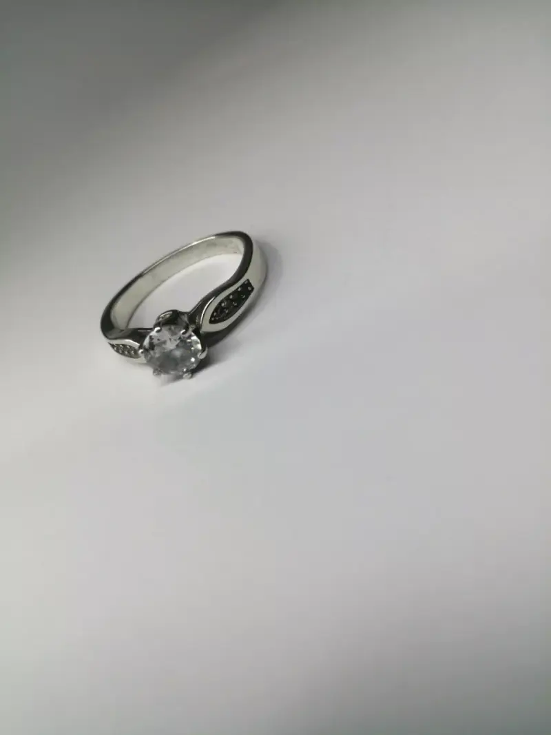 Anillo de compromiso con piedra brillante
