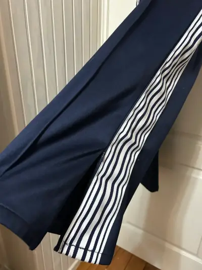 Pantalon deportivo azul marino con franjas - miniatura 2