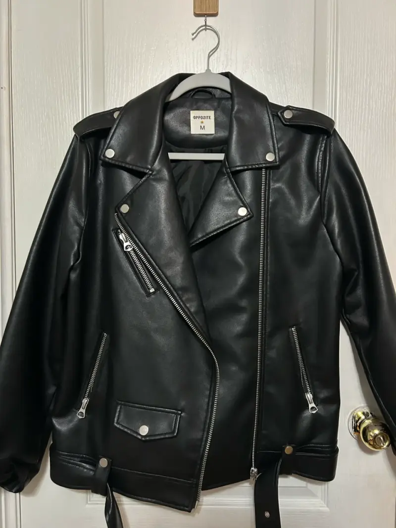 Chaqueta de cuero sintético negra estilo biker