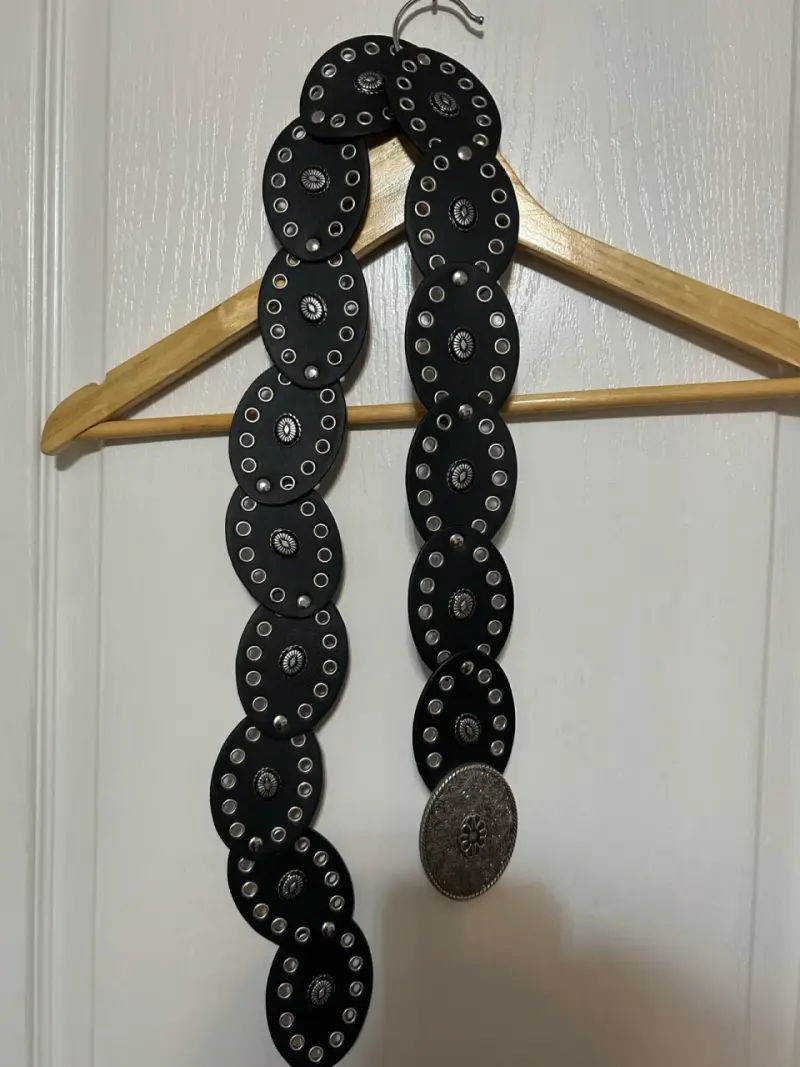Cinturón negro con hebilla decorativa - 1