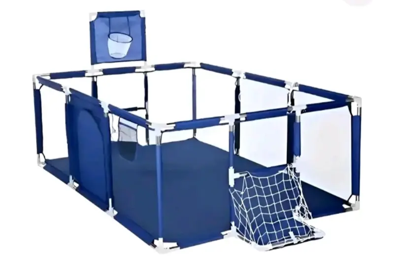 Parque infantil de juegos azul con canasta y arco