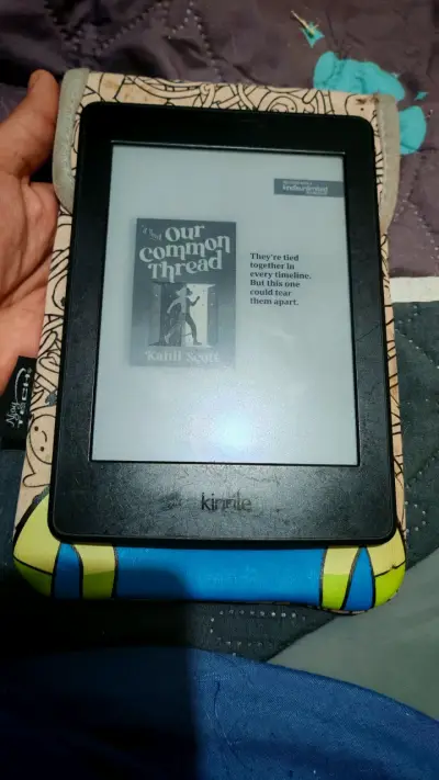 Kindle con funda protectora colorida - miniatura 1