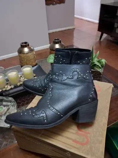 Botines de cuero negro  y  marrón con tachas - miniatura 1
