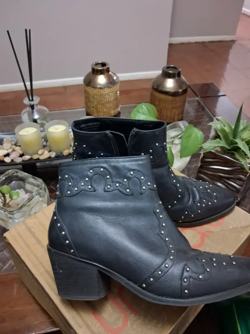 Botines de cuero negro y marrón con tachas - 2