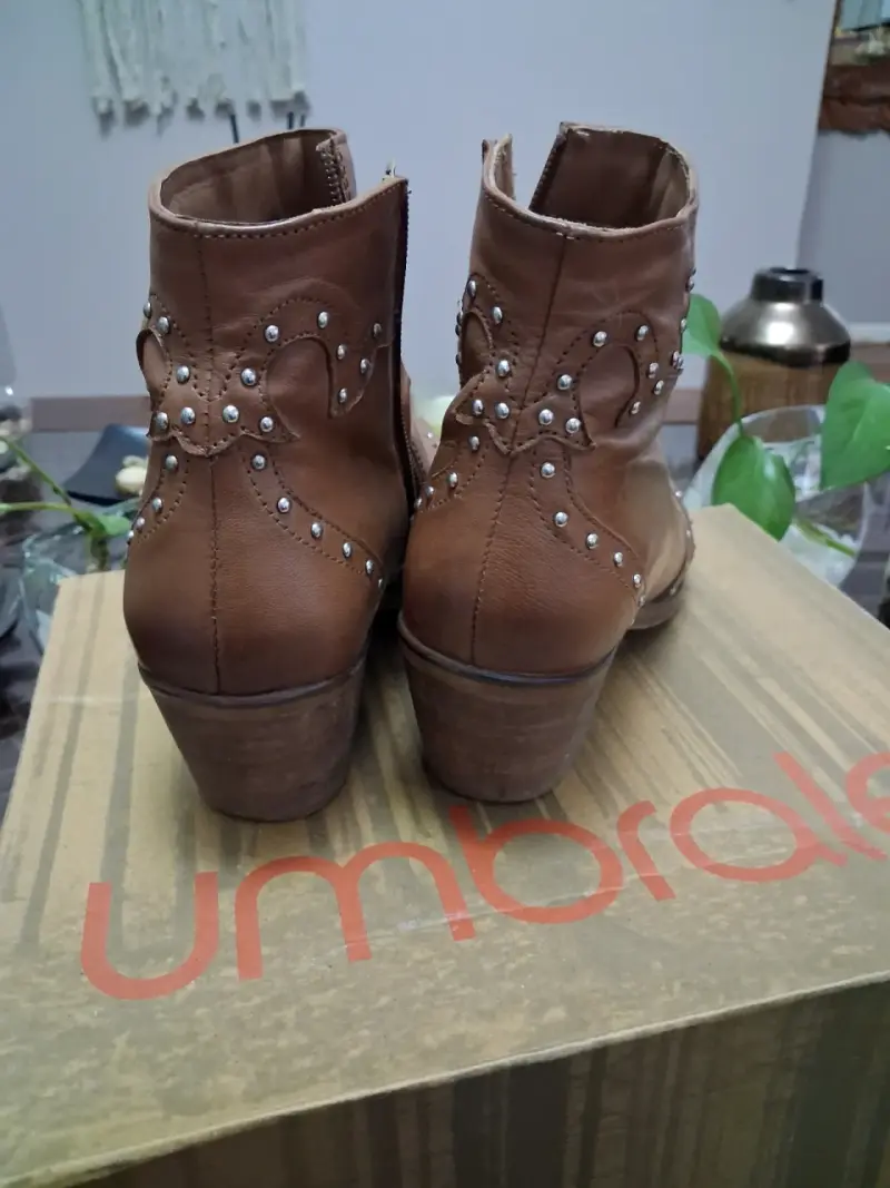 Botines de cuero negro y marrón con tachas - 4