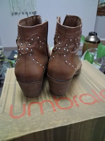 Botines de cuero negro  y  marrón con tachas - miniatura 4