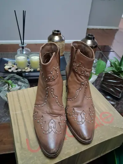 Botines de cuero negro  y  marrón con tachas - miniatura 5