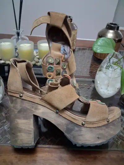 Sandalias de plataforma marrón con detalles decorativos - miniatura 1