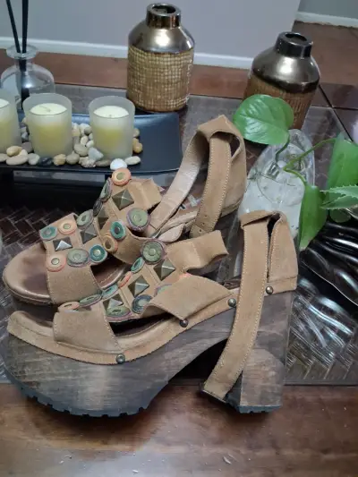 Sandalias de plataforma marrón con detalles decorativos - miniatura 2