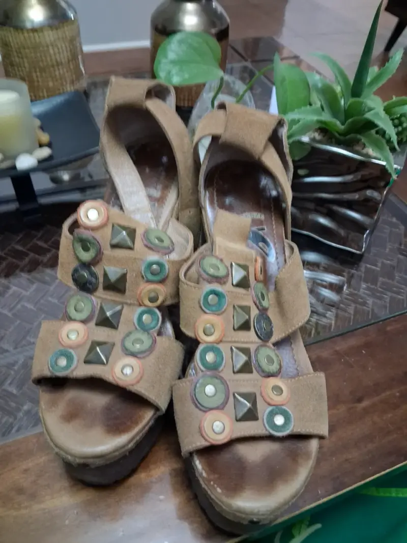 Sandalias de plataforma marrón con detalles decorativos - 3