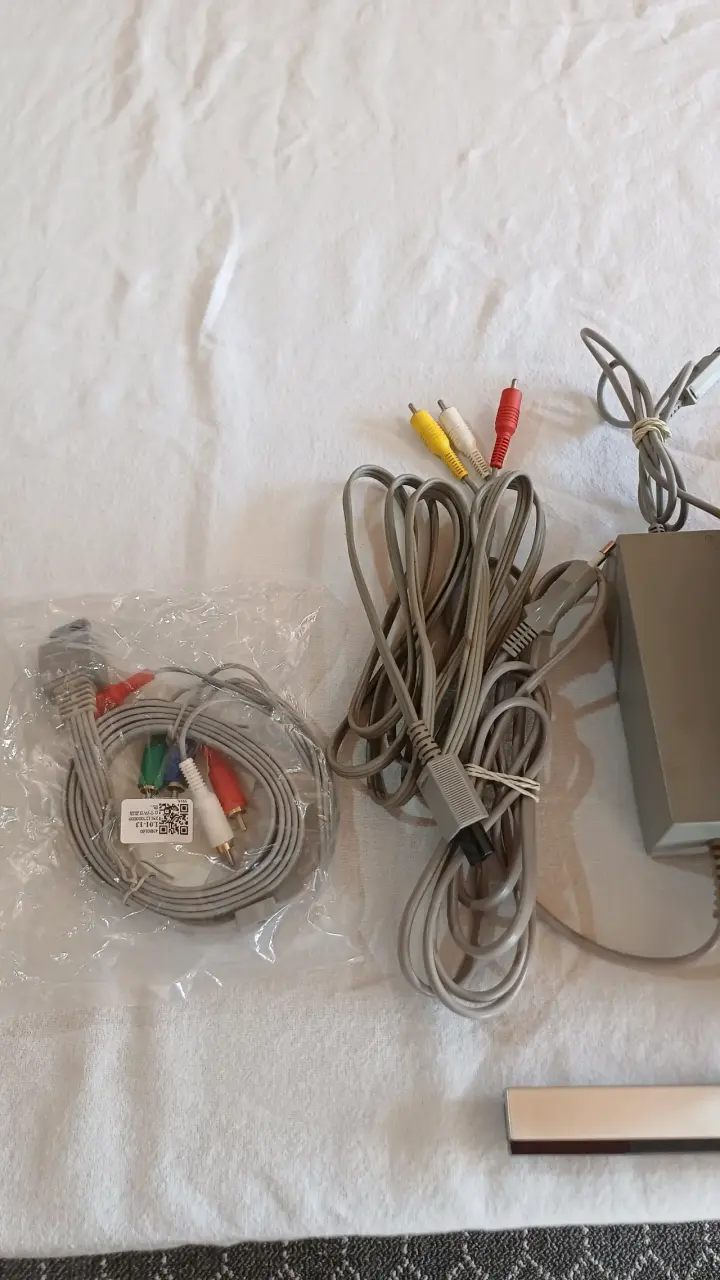Consola Nintendo Wii con accesorios y 2 controles - 4