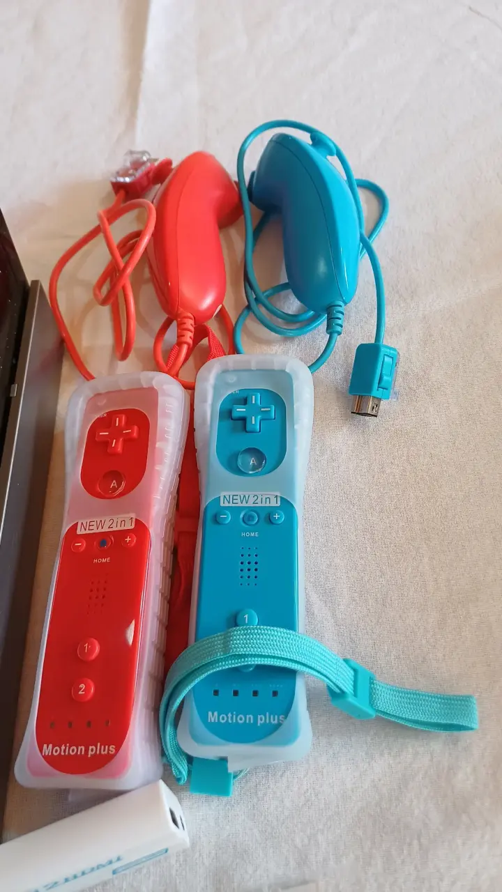Consola Nintendo Wii con accesorios y 2 controles - 5