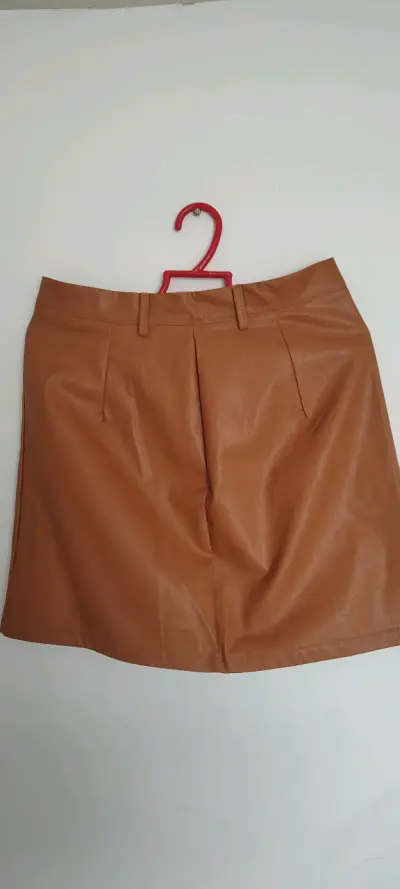 Falda corta de cuero sintético color camel - miniatura 2