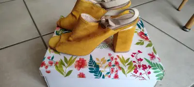 Sandalias de tacón alto amarillas para mujer - miniatura 1