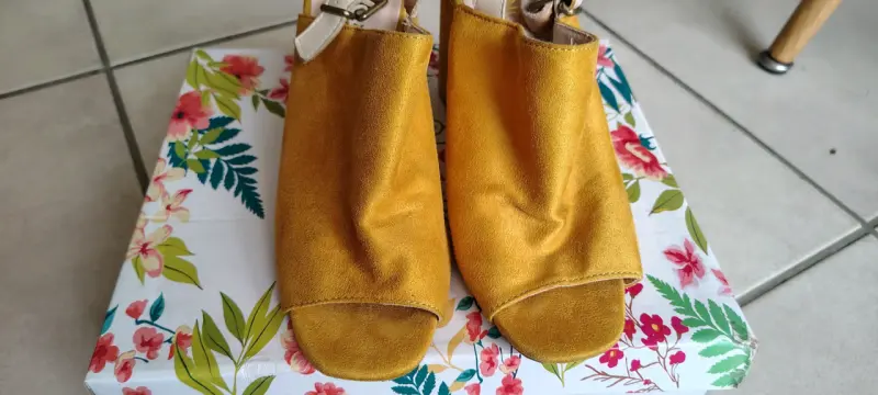 Sandalias de tacón alto amarillas para mujer - 3