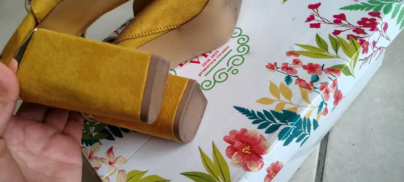 Sandalias de tacón alto amarillas para mujer - 4