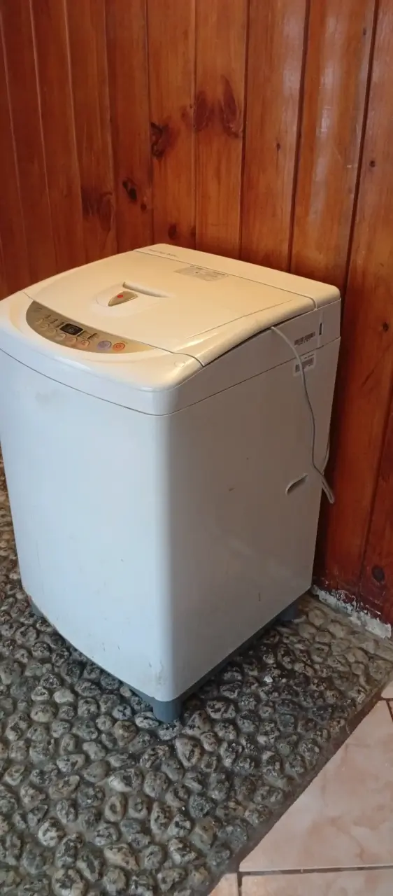 Lavadora automática de carga superior en buen estado - 2