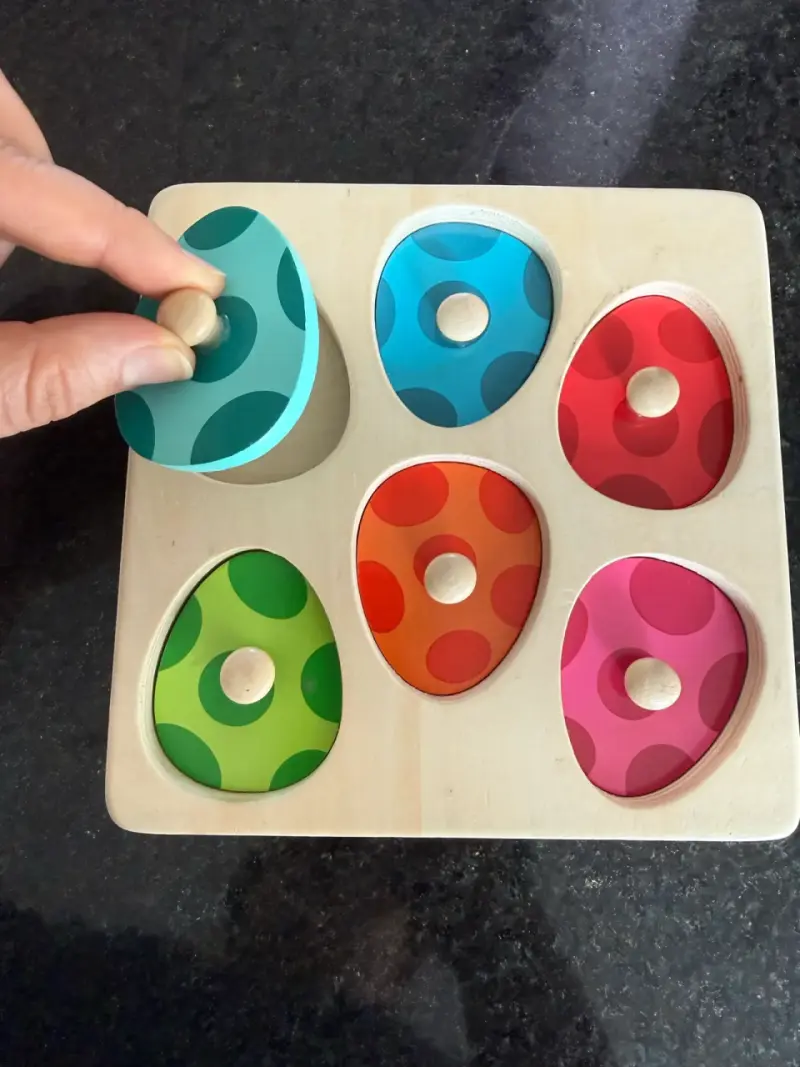 Rompecabezas de madera para niños con piezas coloridas