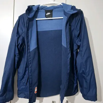 Chaqueta deportiva Nike azul con capucha talla 12. - miniatura 2