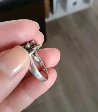 Anillo vintage con piedras preciosas - miniatura 2