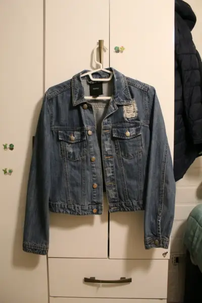 Chaqueta de mezclilla Forever 21 con diseño desgastado - miniatura 1