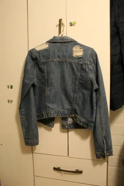 Chaqueta de mezclilla Forever 21 con diseño desgastado - miniatura 2