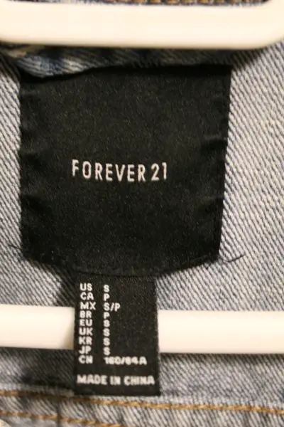 Chaqueta de mezclilla Forever 21 con diseño desgastado - miniatura 3