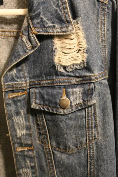 Chaqueta de mezclilla Forever 21 con diseño desgastado - miniatura 4