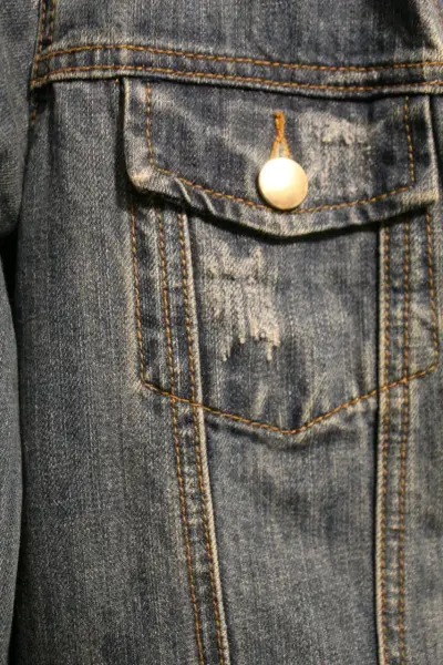Chaqueta de mezclilla Forever 21 con diseño desgastado - miniatura 6