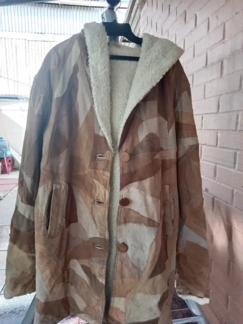 Abrigo de piel sintética con diseño camuflado