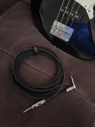 Bajo eléctrico Freeman negro de 4 cuerdas - miniatura 2