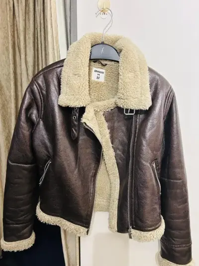 Chaqueta de cuero marrón con forro de borrego - miniatura 1
