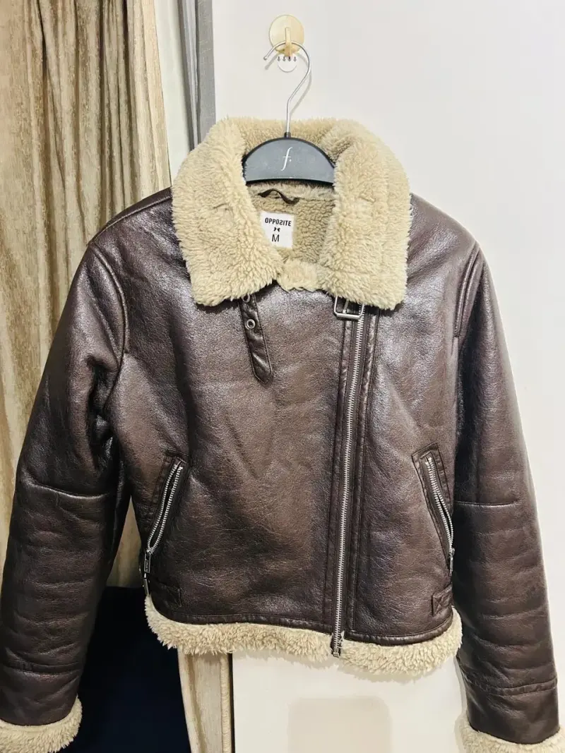 Chaqueta de cuero marrón con forro de borrego - 2