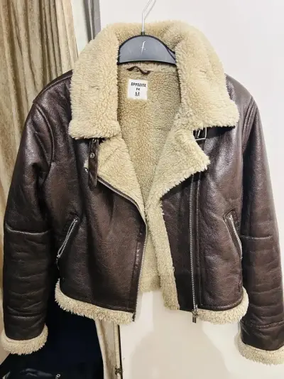 Chaqueta de cuero marrón con forro de borrego - miniatura 3